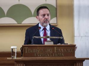 Γιάννης Στουρνάρας στους FT: «Αντιμέτωπη με οικονομικό σοκ η Ευρωζώνη»