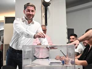 Στις κάλπες για την ανάδειξη νέας ηγεσίας στο ΠΑΣΟΚ