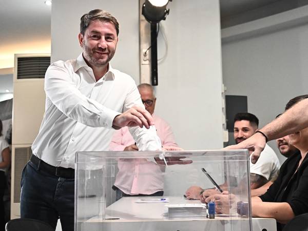 Στις κάλπες για την ανάδειξη νέας ηγεσίας στο ΠΑΣΟΚ