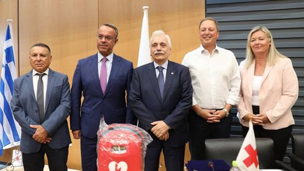 Helleniq Energy: Προσέφερε 11 υπερσύγχρονους απινιδωτές στον Ελληνικό Ερυθρό Σταυρό