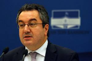 Μόσιαλος: Οι «επιδημιολόγοι» του υπουργικού να επικεντρωθούν στα καθήκοντά τους