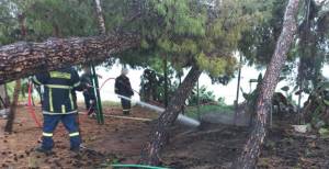 Φωτιά από κεραυνό στο σπίτι του Κώστα Σημίτη στους Αγ. Θεοδώρους