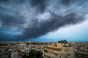 Φωτιά Ωραιόκαστρο: Κάηκαν επιχειρήσεις και βιοτεχνίες - Τοξικό νέφος 20 χλμ. στη Θεσσαλονίκη