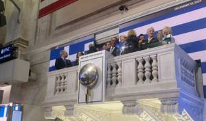 Στα χρώματα της Ελλάδας η Wall Street