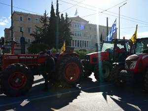 Αποχώρησαν τα τρακτέρ από το Σύνταγμα