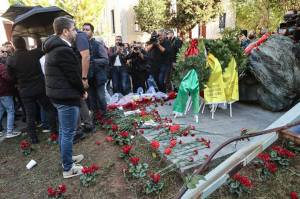 Πολυτεχνείο: Πέταξαν καφέδες στον Ανδρουλάκη κατά την κατάθεση στεφάνου