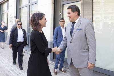 Στο χώρο ιστορικής μνήμης Κοραή 4 η Γερμανίδα ΥΠΕΞ Annalena Baerbock