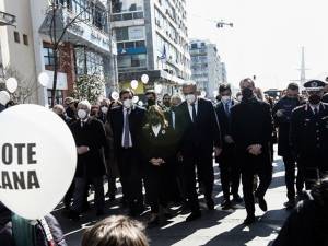 Η Κ. Σακελλαροπούλου στην πορεία μνήμης για τη συμπλήρωση 79 χρόνων από την αναχώρηση του πρώτου συρμού για το Άουσβιτς από τη Θεσσαλονίκη