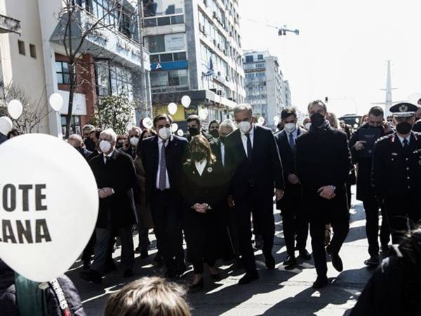 Η Κ. Σακελλαροπούλου στην πορεία μνήμης για τη συμπλήρωση 79 χρόνων από την αναχώρηση του πρώτου συρμού για το Άουσβιτς από τη Θεσσαλονίκη