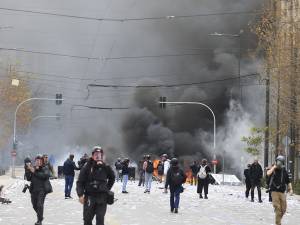 LIVE εικόνα: Διέλυσαν τη μεγαλειώδη συγκέντρωση για τα Τέμπη - Μολότοφ στο Σύνταγμα