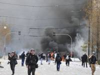 LIVE εικόνα: Διέλυσαν τη μεγαλειώδη συγκέντρωση για τα Τέμπη - Μολότοφ στο Σύνταγμα