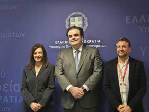 Attica Bank: Δωρεά 100 σταθμών απινιδωτών σε δημόσια σχολεία ανά την Ελλάδα