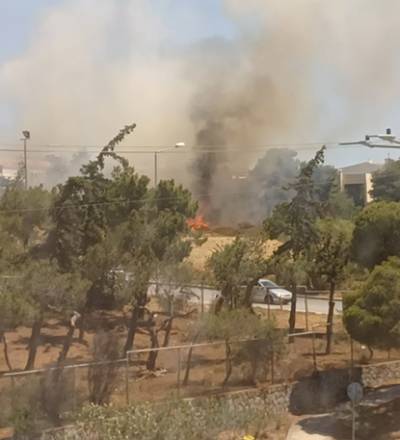 Φωτιά τώρα στη Βούλα σε οικιστικό ιστό