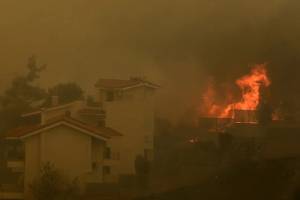 Δυναμώνει η φωτιά στην Πεντέλη - Εντολή εκκένωσης σε Ντράφι, Ανθούσα, Δαμάσι και Διώνη - Έγλειψαν τα πρώτα σπίτια οι φλόγες