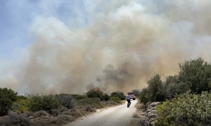 Ενισχύονται οι δυνάμεις της Πυροσβεστικής στη φωτιά της Πάρου
