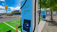 Νέο ΔΕΗ blue hub με δύο ταχυφορτιστές 300kW στο Εμπορικό Πάρκο της Trade Estates που στεγάζει το ΙΚΕΑ στη Λάρισα