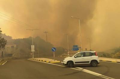 Ανεξέλεγκτη η φωτιά στην Άμφισσα - Μάχη σε τρία μέτωπα - Εκκενώθηκε μοναστήρι