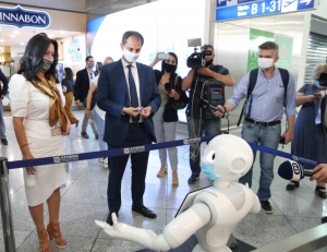 Ρομπότ ενημερώνουν το επιβατικό κοινό στον Διεθνή Αερολιμένα Αθηνών