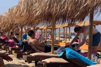 Για μπάνιο στα Φαλάσαρνα ο Κυρ. Μητσοτάκης