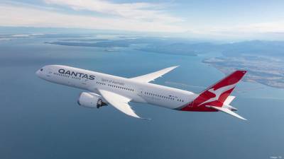 Qantas: Καταργεί τις στολές με βάση το φύλο και επιτρέπει το μακιγιάζ στους άντρες αεροσυνοδούς