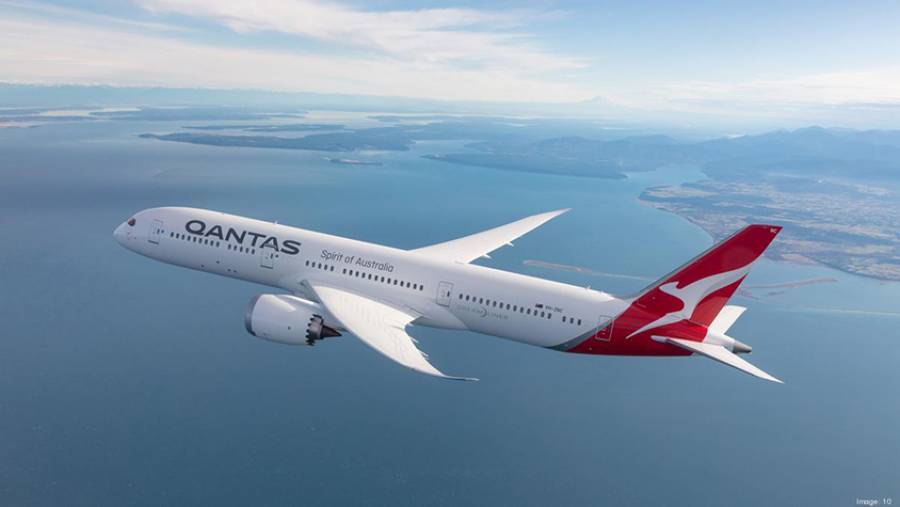 Qantas: Καταργεί τις στολές με βάση το φύλο και επιτρέπει το μακιγιάζ στους άντρες αεροσυνοδούς