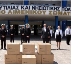 Η Contships Management προσέφερε υγειονομικό υλικό στους λιμενικούς