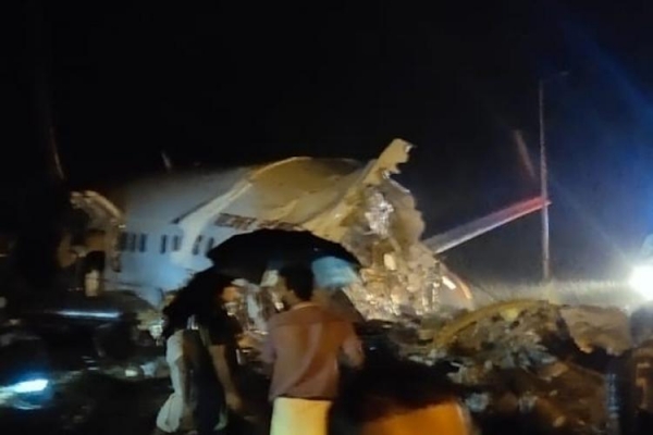 Συνετρίβη αεροσκάφος με 190 επιβάτες στην Ινδία