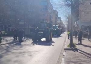 Κλιμακώνουν τις κινητοποιήσεις οι αγρότες: Έκλεισαν συμβολικά την Εθνική Αθηνών - Λαμίας