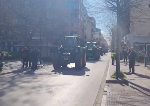 Κλιμακώνουν τις κινητοποιήσεις οι αγρότες: Έκλεισαν συμβολικά την Εθνική Αθηνών - Λαμίας