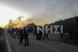 Ένταση και επεισόδια στα λιμάνια Χίου και Λέσβου για τις κλειστές δομές