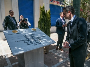 Σακελλαροπούλου, Μητσοτάκης, Γεννηματά στα αποκαλυπτήρια της πλακέτας για τα θύματα της Marfin