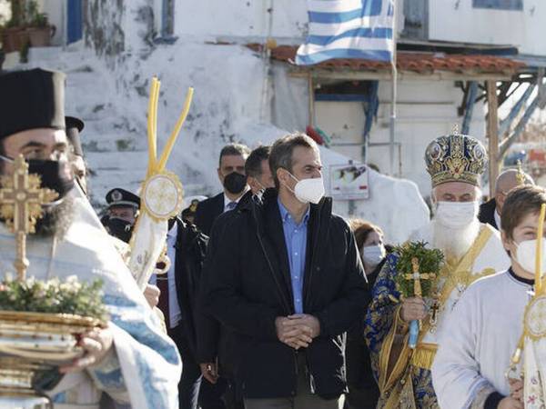 Στον Άγιο Ευστράτιο παρακολούθησε τον Αγιασμό των Υδάτων ο πρωθυπουργός