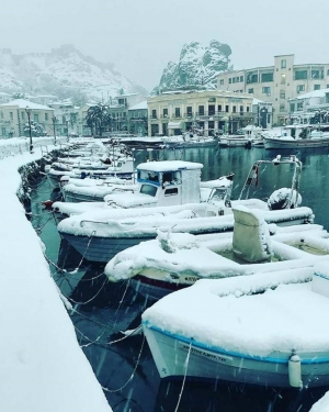 Στα λευκά η Λήμνος - Tα χιόνια έφθασαν στη θάλασσα