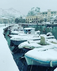 Στα λευκά η Λήμνος - Tα χιόνια έφθασαν στη θάλασσα