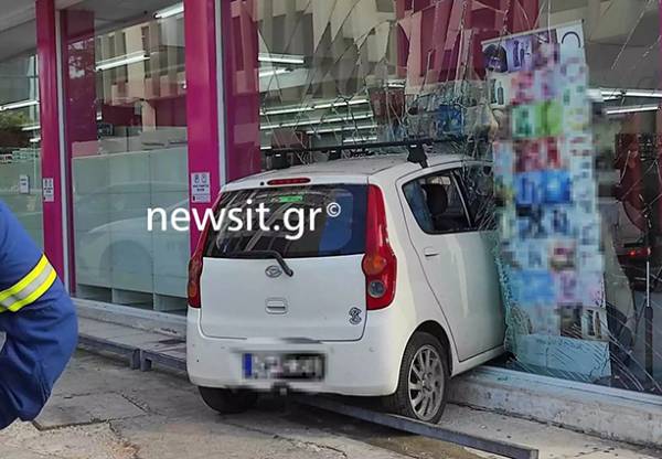 Αυτοκίνητο έπεσε σε κατάστημα επί της Λ. Κηφισίας στο Μαρούσι