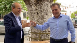Με ρακή υποδέχθηκε ο Βρούτσης τον Χατζηδάκη στη Νάξο