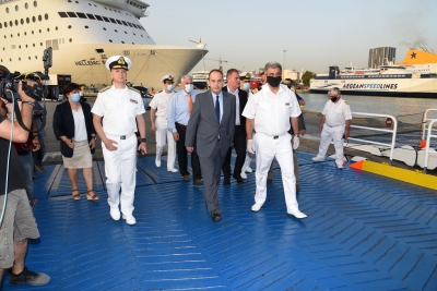 O Γ. Πλακιωτάκης στο λιμάνι του Πειραιά για επιθεώρηση της εφαρμογής των υγειονομικών πρωτοκόλλων στις ακτοπλοϊκές γραμμές της Κρήτης