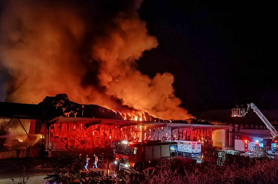 Λαμία: Από πρόθεση η φωτιά στο εργοστάσιο τροφίμων σύμφωνα με την Πυροσβεστική