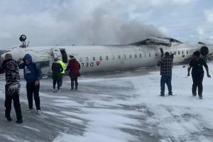 Τορόντο: Αεροπλάνο της Delta Airlines συνετρίβη και τούμπαρε κατά την προσγείωση