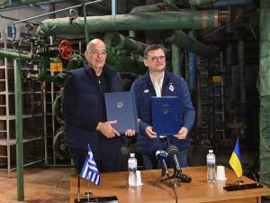 Ουκρανία: Μνημόνιο για τη Διπλωματική Εκπαίδευση υπέγραψαν Δένδιας και Κουλέμπα