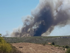 Μεγάλη φωτιά στο Λαύριο - Εκκενώθηκαν 4 οικισμοί και μία κατασκήνωση