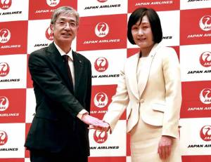 Japan Airlines: Πρώην αεροσυνοδός ανέλαβε πρώτη γυναίκα πρόεδρος της εταιρίας