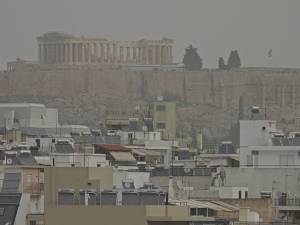 Σε κλοιό αφρικανικής σκόνης η Αττική - Πτώσεις δέντρων λόγω των θυελλωδών ανέμων