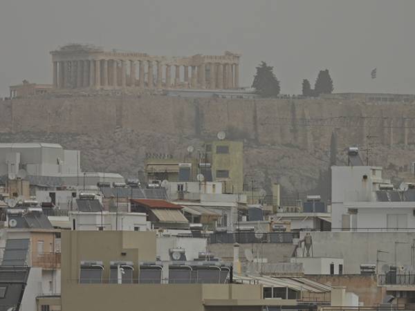 Σε κλοιό αφρικανικής σκόνης η Αττική - Πτώσεις δέντρων λόγω των θυελλωδών ανέμων