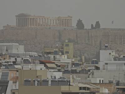 Σε κλοιό αφρικανικής σκόνης η Αττική - Πτώσεις δέντρων λόγω των θυελλωδών ανέμων