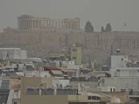 Σε κλοιό αφρικανικής σκόνης η Αττική - Πτώσεις δέντρων λόγω των θυελλωδών ανέμων