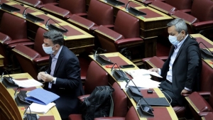 Υποχρεωτική η μάσκα για υπουργούς και βουλευτές μέσα στη Βουλή