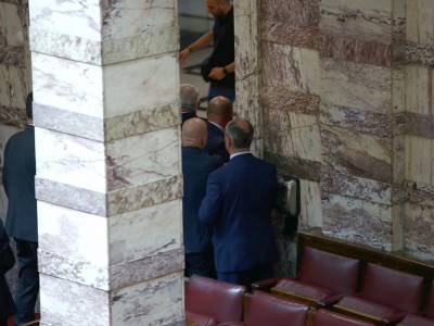 Βουλή: Ο πρώην βουλευτής των Σπαρτιατών Κωνσταντίνος Φλώρος γρονθοκόπησε τον βουλευτή της Ελληνικής Λύσης Βασίλη Γραμμένο