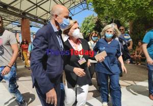 Αποδοκιμασίες κατά της Μίνας Γκάγκα στο Παπαγεωργίου: «Ντροπή σου, πεινάνε συνάδελφοί σου» (vid)