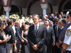 Μητσοτάκης στην κηδεία του Απ. Βεσυρόπουλου: «Έφυγε το καλύτερο παιδί»